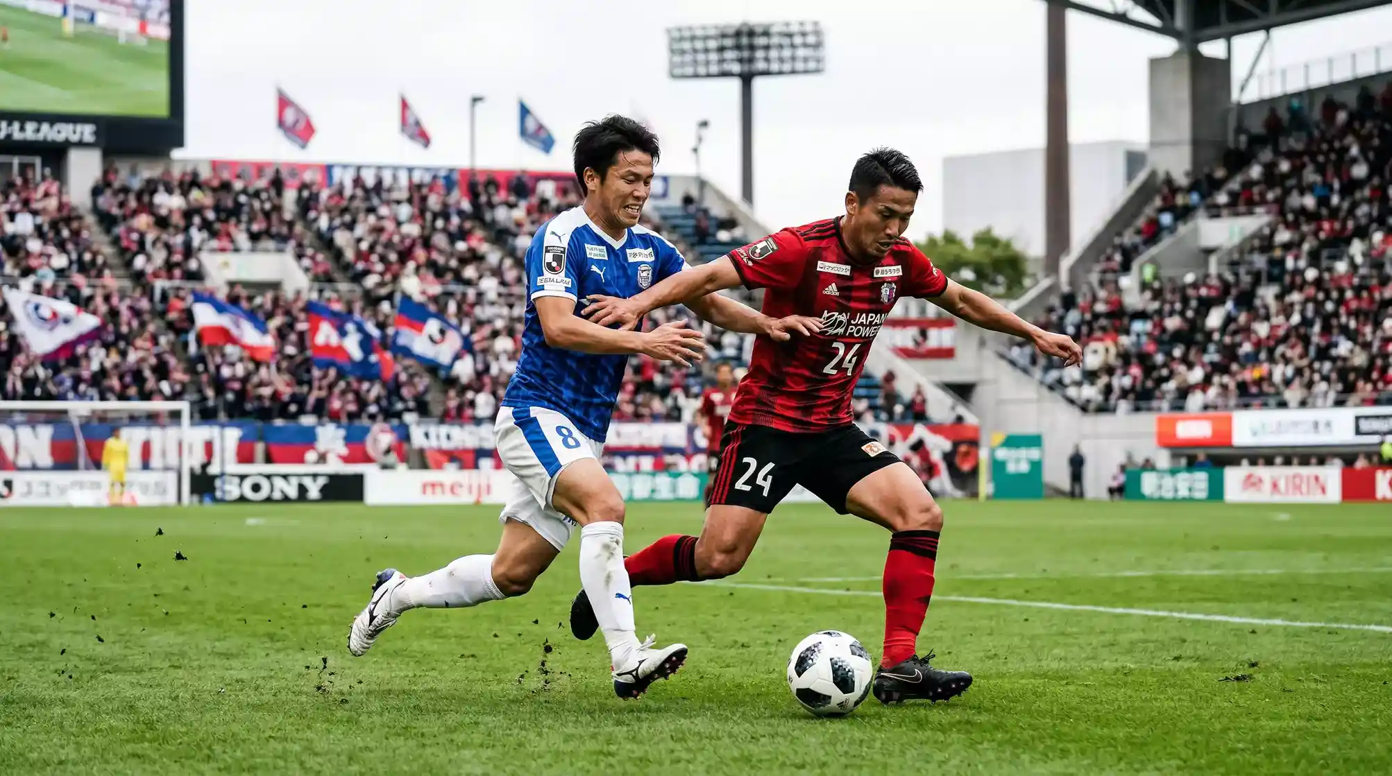 Jugadores de fútbol japonés disputando el balón en un partido de la J-League con pressing alto