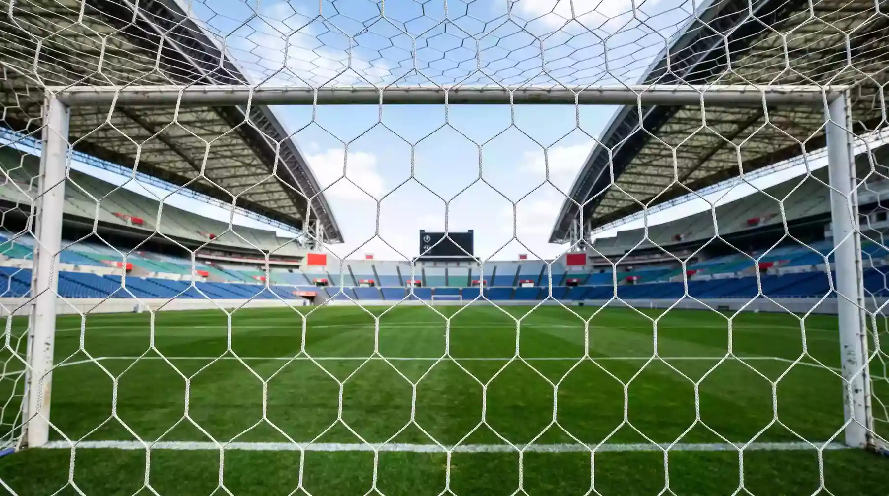 Red de portería de fútbol vista desde dentro del arco en un estadio de la J-League