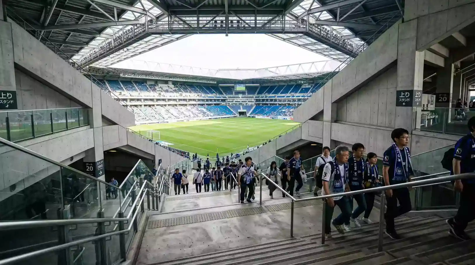 Escalera de clasificación con escudos de equipos de la J1 y J2 League japonesa