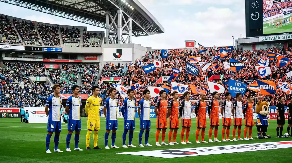 Jugadores de fútbol en formación antes de un partido de la J-League en un estadio lleno de público
