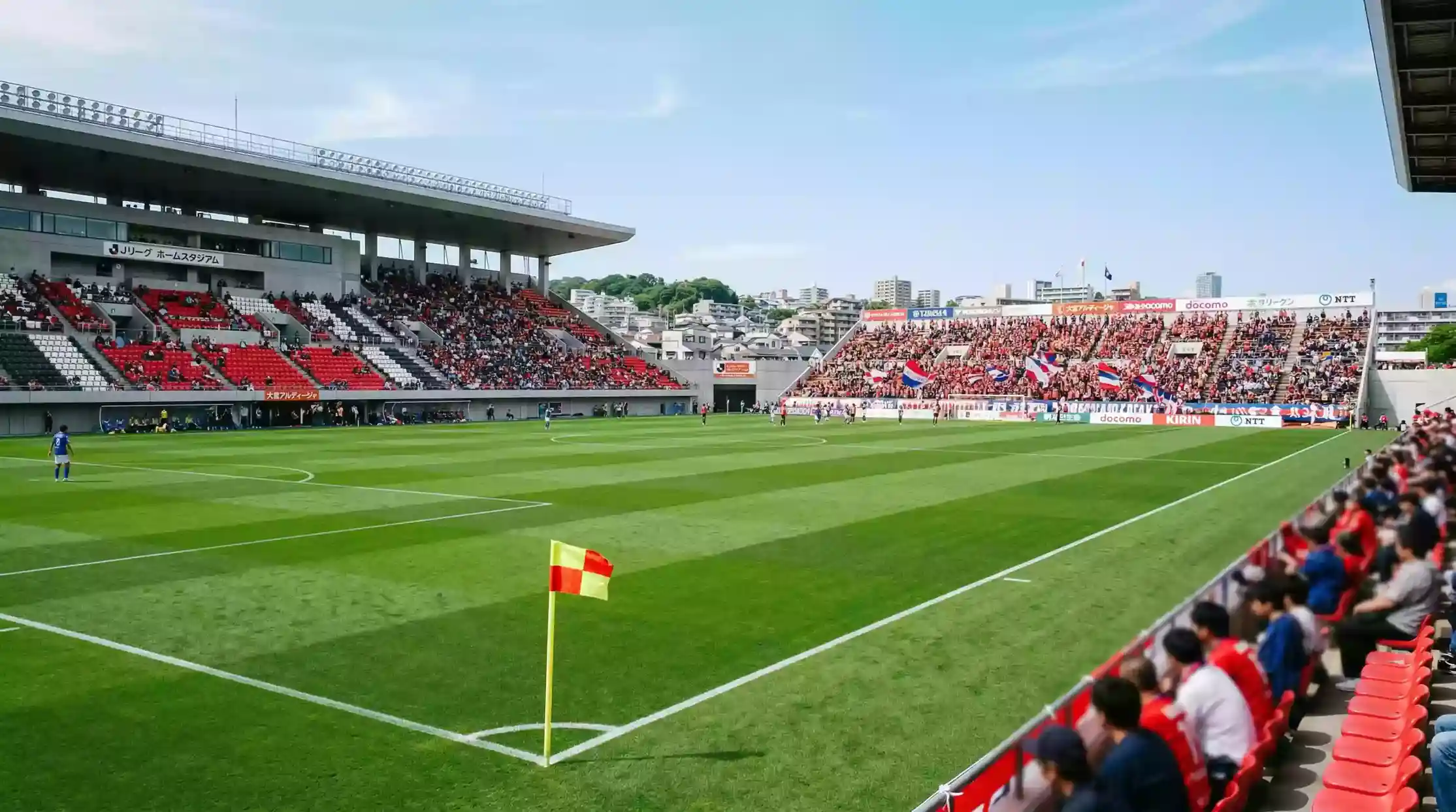 Estadio de Kashima con campo de fútbol verde y gradas del equipo Kashima Antlers