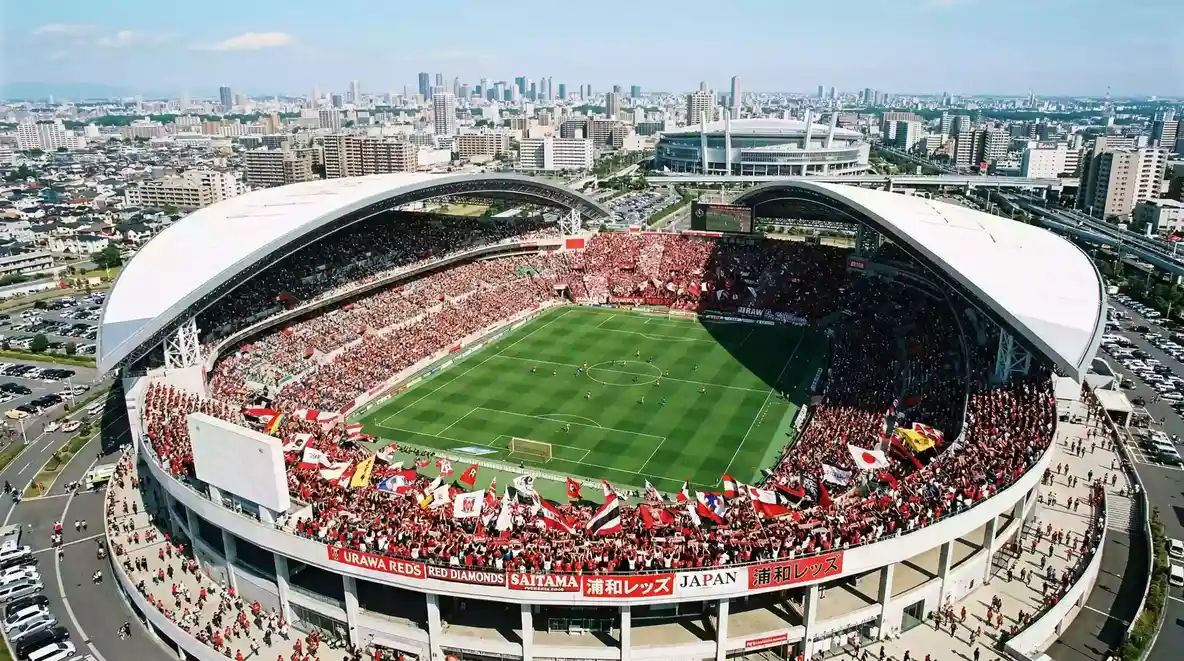 Vista aérea del hipódromo de Tokio con público en las gradas durante una jornada de carreras