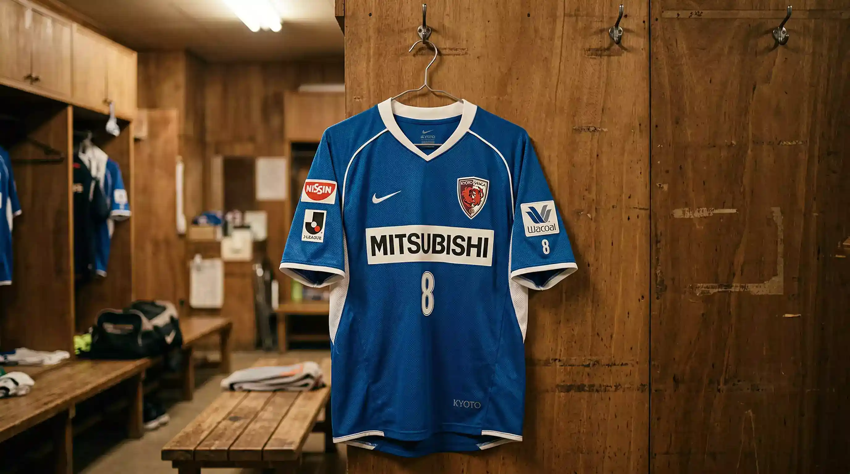 Camiseta de fútbol de un equipo de la J-League con logotipos de patrocinadores visibles